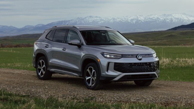 Edmunds small SUV comparison: New Volkswagen Tiguan vs. Honda CR-V