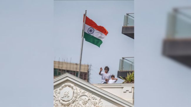 Shah Rukh Khan makes a special appearance with son AbRam on Independence Day