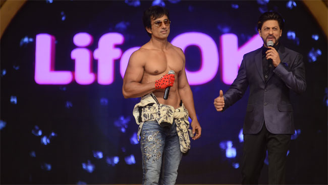 When Sonu stripped on stage at SRK's behest