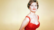 Sophia Loren was under pressure to fix her 'long nose'