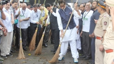 Big B Calls Cleaners Swachch Bharat 'Ambassadors'