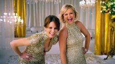 Amy Poehler Kissed By Men Dressed As Women