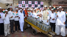 Chef Sanjeev Kapoor Treats Dabbawalas To Lunch