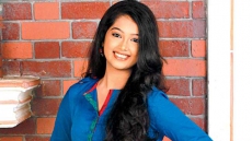 Digangana's fan gifts her gold ring