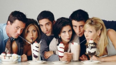 Lisa Kudrow, Courteney Cox Get Nostalgic As 'Friends' Turn 25