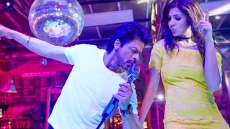 Shah Rukh Even Can Romance A Microphone, Says Anushka