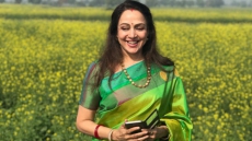 Hema Malini Enjoys Her Moment In 'Sarson Ke Khet'