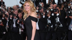 No Heels: Julia Roberts Walks Cannes Red Carpet Barefoot