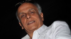 Keep all 'roza' in my mother's memory: Mahesh Bhatt