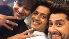 'Masti' Trio Click A 'selfie'