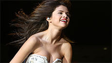 Selena Gomez slams fan for bullying