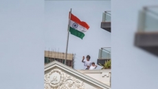 Shah Rukh Khan makes a special appearance with son AbRam on Independence Day