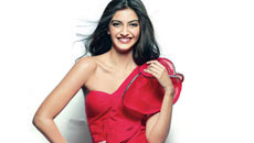 FICCI Frames 2014: Sonam Kapoor lights inaugural lamp
