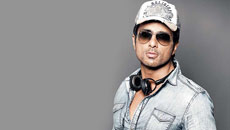 Sonu rehearses to avoid Farah's whip!