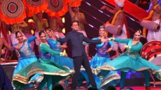 SRK Matches Kailash Kher 'Jungli' Dance At IFFI