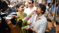 SRK Relishes 'Banarasi Paan' With Anushka Sharma, Imtiaz Ali!