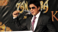 Don't focus on clothes, focus on acting: SRK tells strugglers