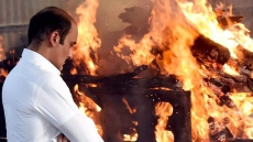 PICS: Bollywood Bids Tearful Adieu To Vinod Khanna, Son Sakshi Lights Funeral Pyre