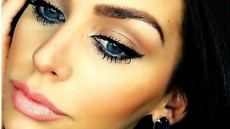 Get cat eye look - a la celebrities