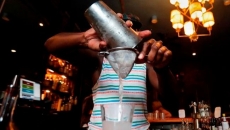 Men should limit alcohol to 1 drink a day, experts say