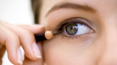 Majority of women use expired eye make-up products