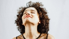 Destress curly tresses