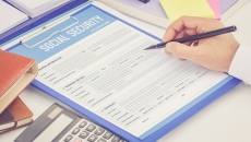 Liz Weston: Why taking Social Security early costs too much