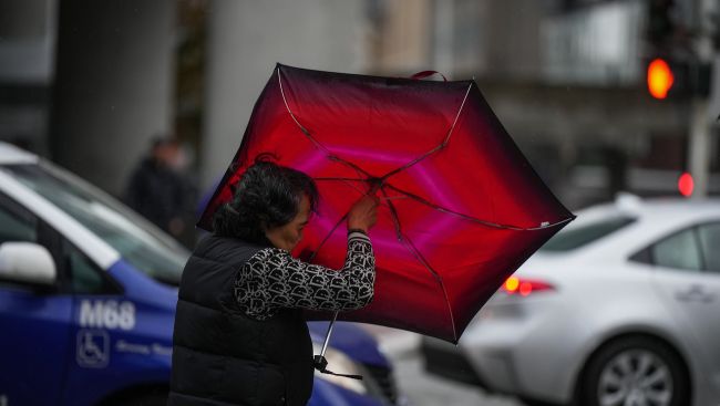 System brings heavy rain, warm weather to B.C. as temperature records fall