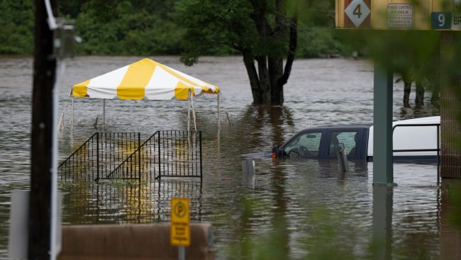 Extreme weather, U.S. funding cuts add pressure for Canada's weather service: report