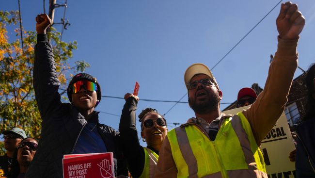 Jobs minister urges striking Canada Post union to respond to latest offer