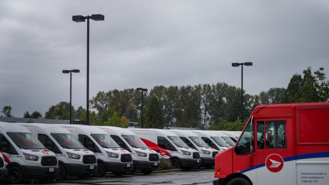 Canada Post workers vote overwhelmingly to accept new contract