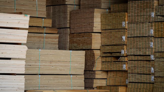 U.S. in final decision to hike Canadian softwood duties, tells officers to collect