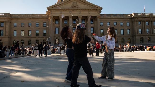 Voting on tentative deal ends for Alberta teachers a week before strike deadline