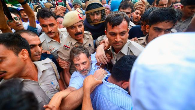 Rahul Gandhi detained, Priyanka and Akhilesh Yadav removed from protest site