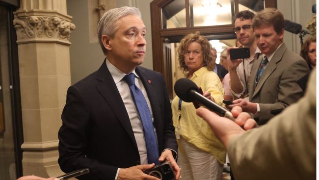 Number of federal public service jobs could drop by almost 60,000, report predicts