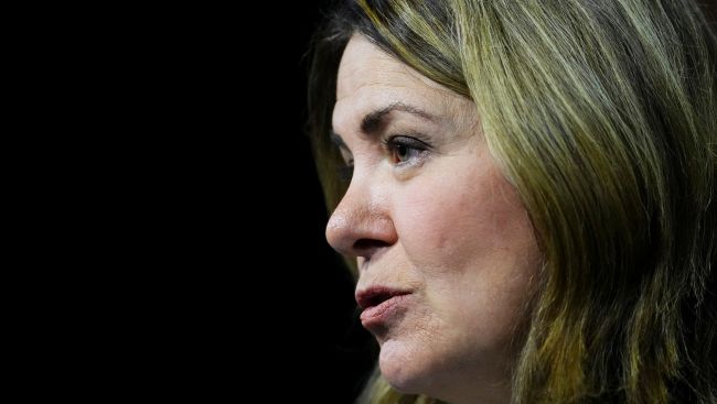 Alberta government set to receive report into health contract scandal