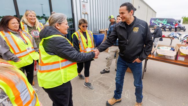Manitoba to close wildfire evacuation centres as some communities return home