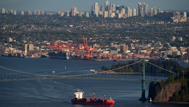 Metro Vancouver workers picket projects linked to planned harbour dredging