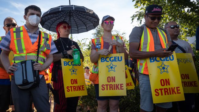 Strike deadline passes for public service staff