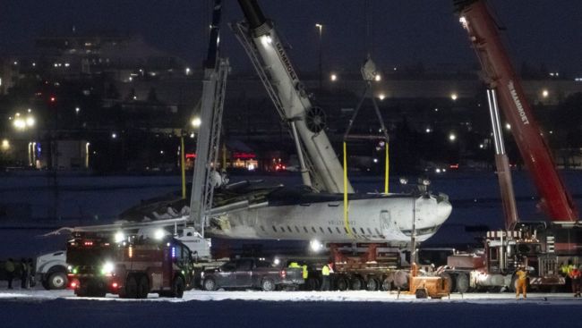 Crashed Delta jet cleared from Toronto airport runway, all 21 injured out of hospital