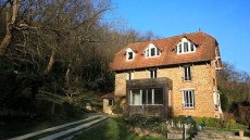 Weekend Renters Find Corpse In Paris Garden Of Airbnb Rental