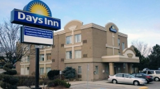 Windsor Housekeeper Finds And Returns Guest's Purse With US $4,700