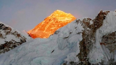 2 Brits, Mexican Are 1st Foreigners On Everest In 2 Years