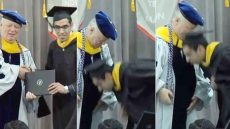 Video: Indian Student Touches American Dean's Feet, Leaves Him Puzzled, Internet Cracks Up