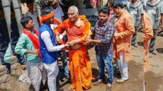 WATCH: Activist Swami Agnivesh Beaten Up By BJP Youth Workers In Jharkhand