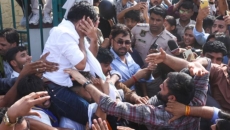 Abhijeet Dipke slapped by two youths during Jaipur protest