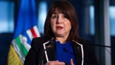 Alberta government eyes legal changes to let physicians work publicly and privately