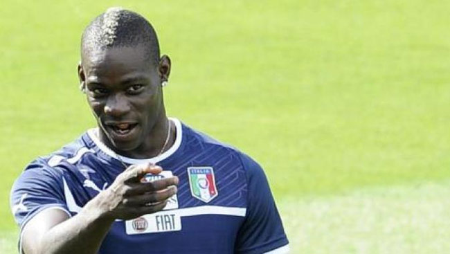 Balotelli asks Queen of England for a kiss