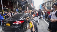 Thousands overwhelm New York's Union Square for streamer giveaway, tossing chairs and pounding cars