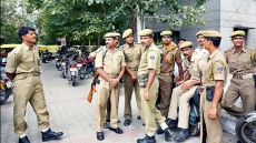 100 blank-firing pistols found in Delhi car